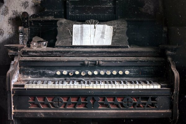 Noten an der alten Orgel