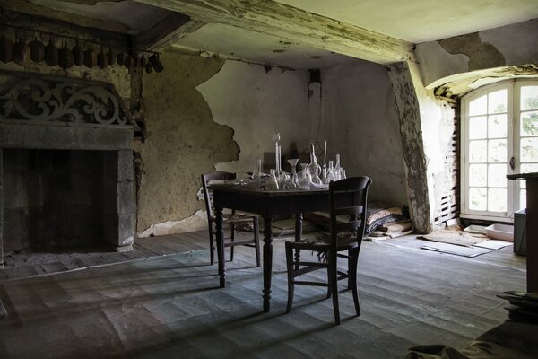 Una misteriosa mesa de Servicio en el centro de la habitación