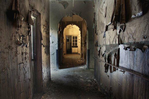 Las viejas paredes de miedo en una casa abandonada