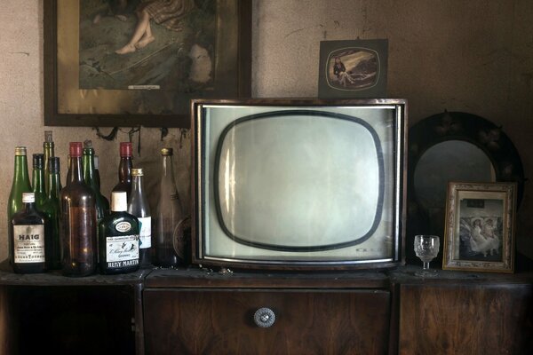 TV und Flaschen im Zimmer