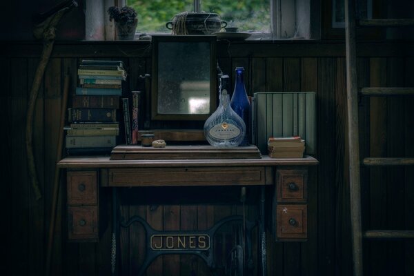 Mesa con libros cerca de la ventana