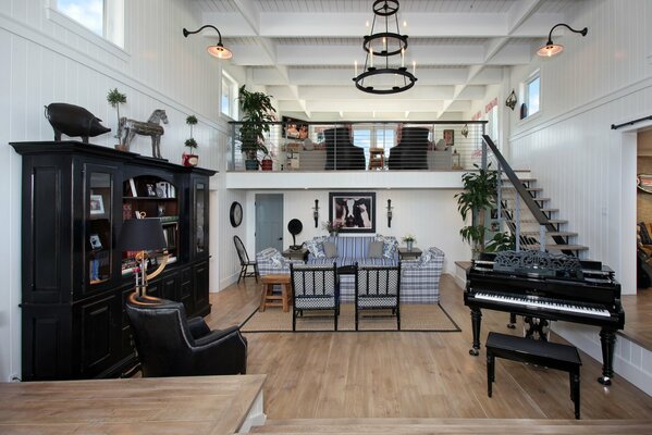 Ogromny salon z czarnym fortepianem przy schodach