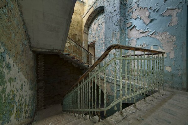 An abandoned house. Unsociable entrance