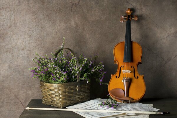 Violín con notas y una cesta de flores