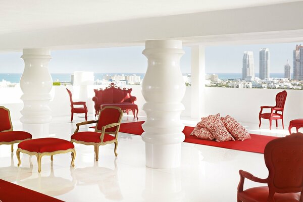 Projekt balkonu hotelowego w kolorze czerwonym