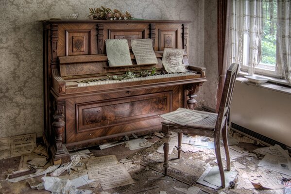 Piano dans la chambre. Musique