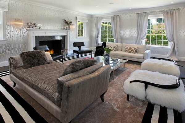 La stanza è decorata con tappeti e divani