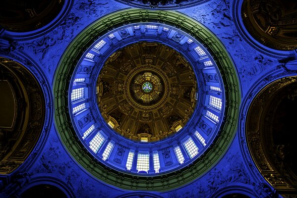 Cúpula en la catedral. Vista inferior