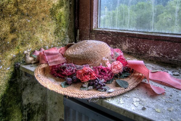 Cappello con fiori sullo sfondo della finestra