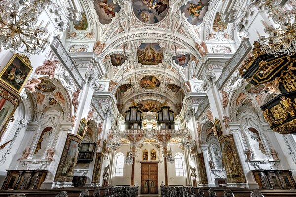 Iglesia del monasterio foto de la sala principal