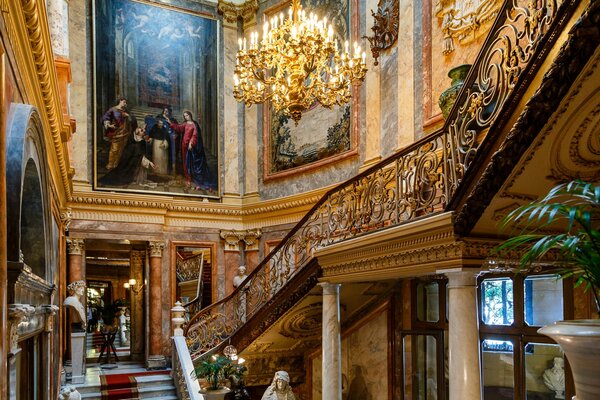 Scala del museo con un bellissimo lampadario