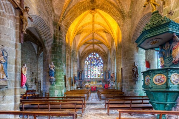 Interior de un templo cristiano en Francia