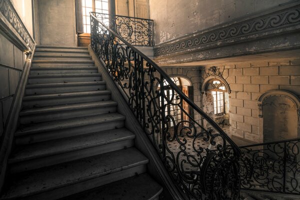 Escalera antigua con grandes ventanales