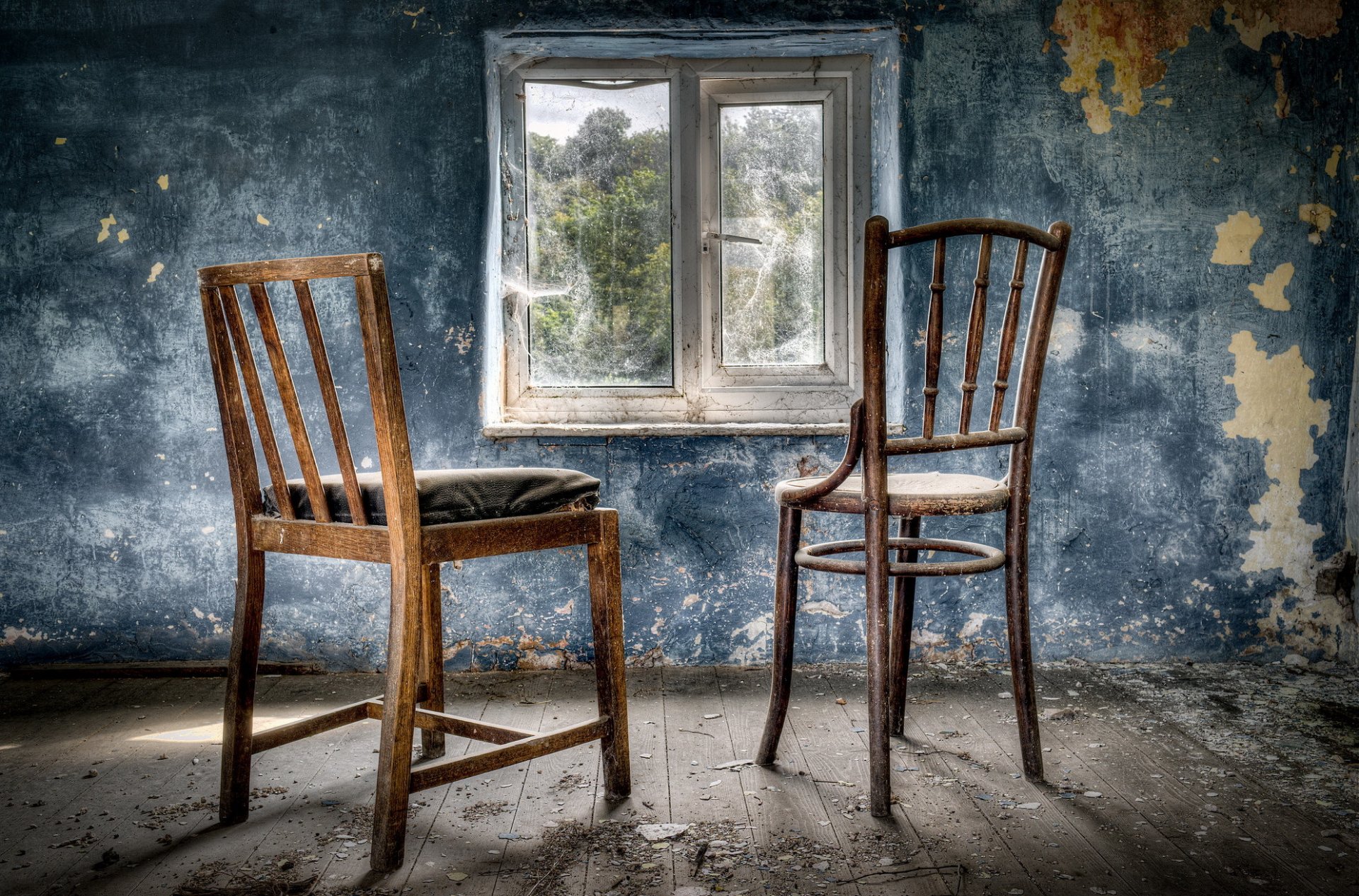 chambre fenêtre chaises