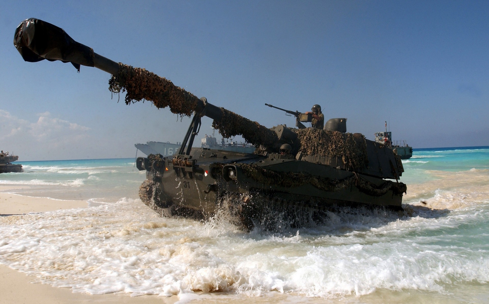 armas mes tanque petrolero océano soldados torso