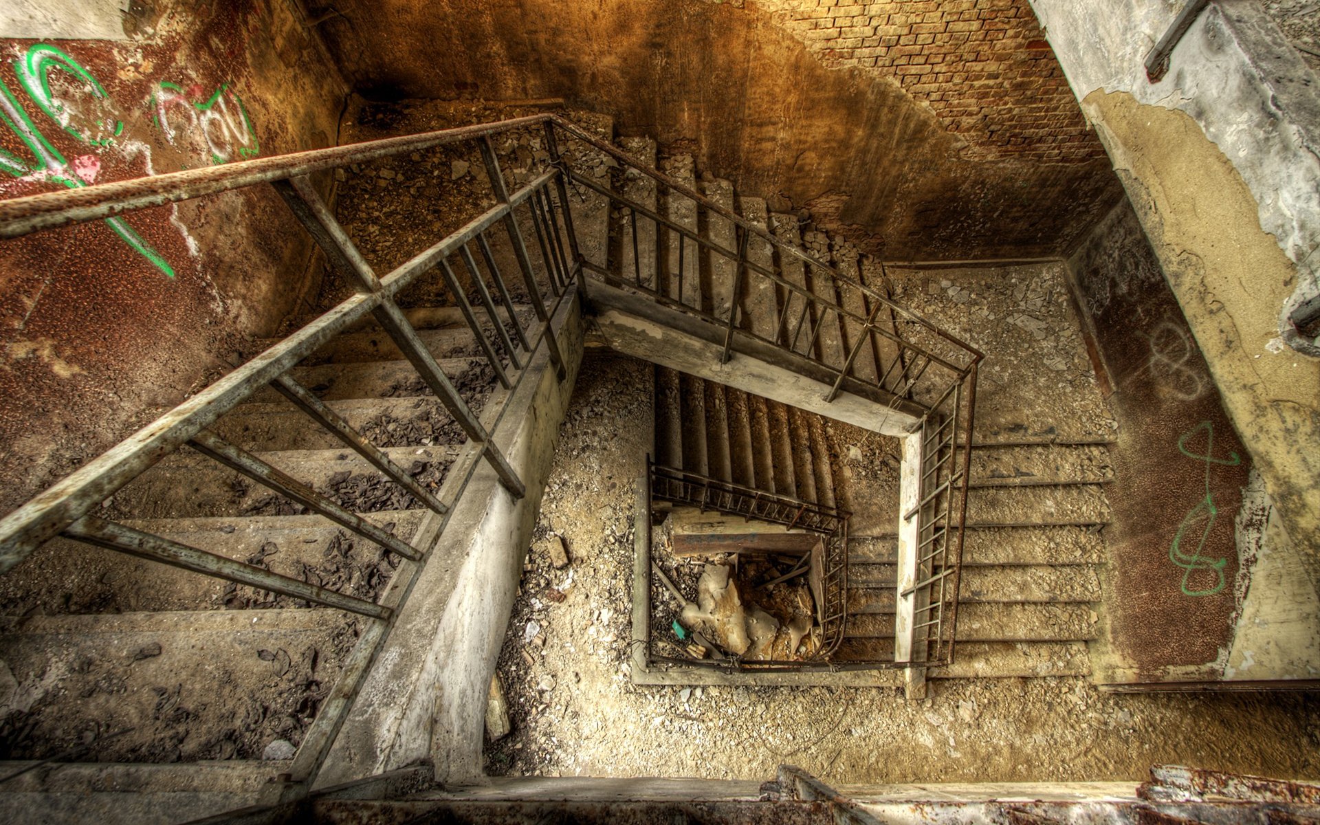 escalier ruines boue murs peints brique gravats