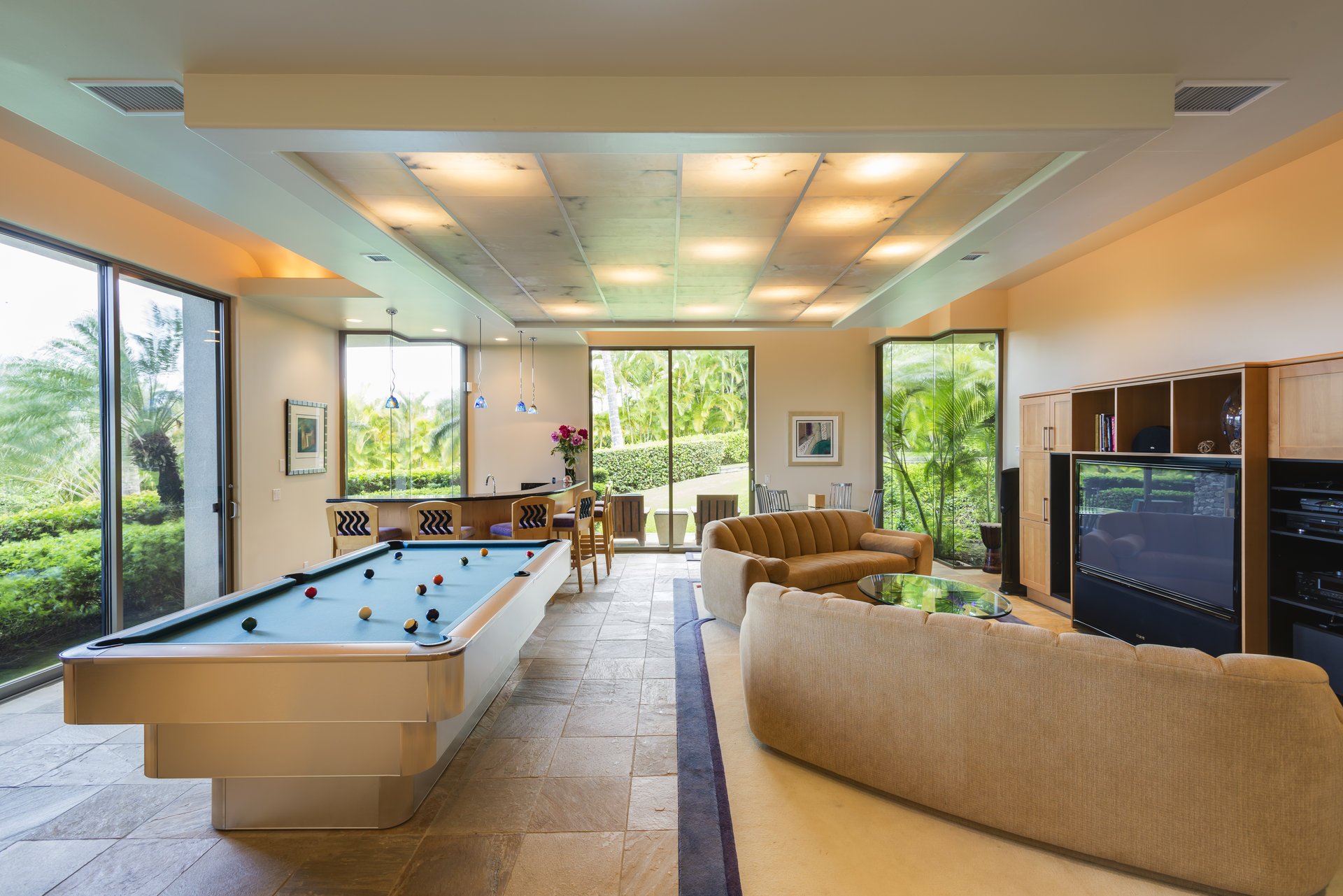 innenraum spielzimmer schwimmbad billard sofa billard bar theke fernseher sofas sessel möbel geräte zimmer design