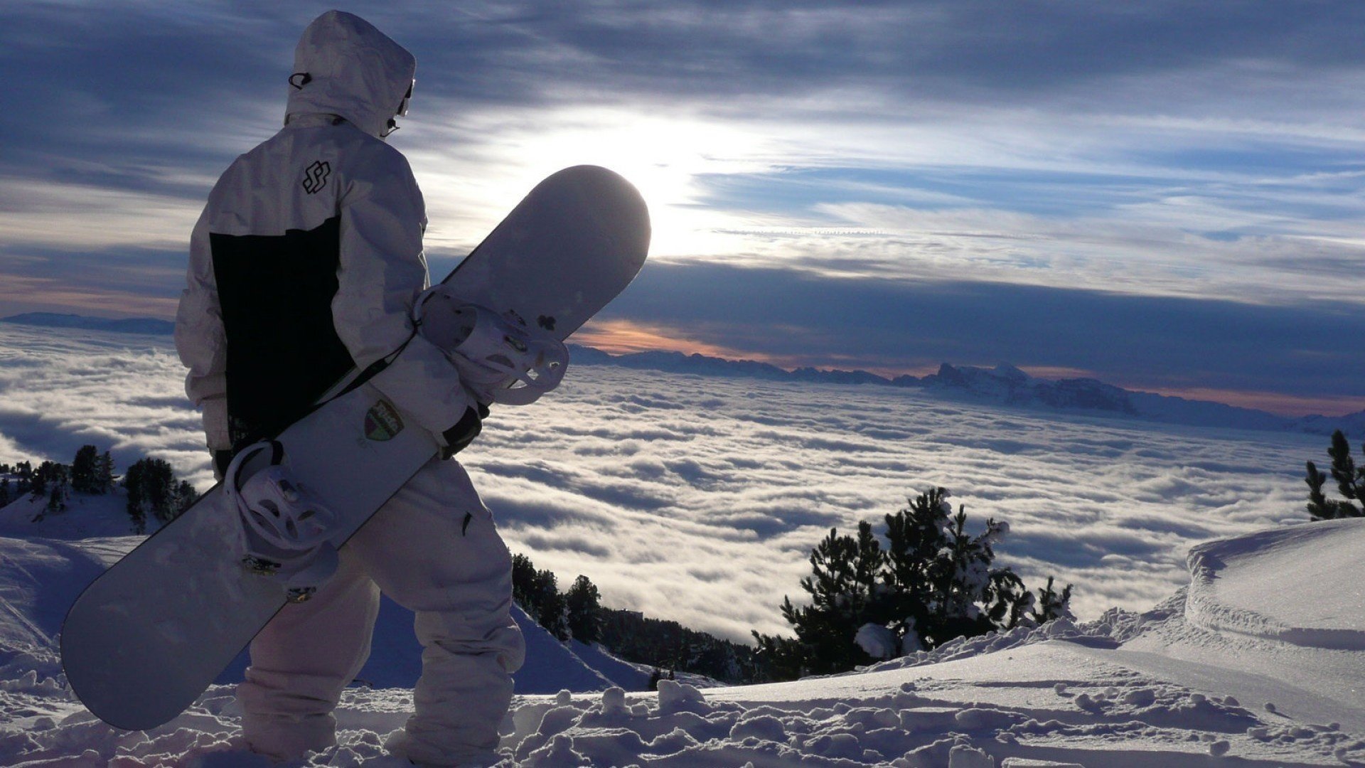 tablero snowboard nieve cielo nubes montañas paisaje altura árboles hombre atleta deporte