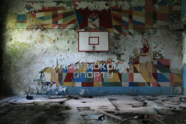 An old gym with a basketball shield