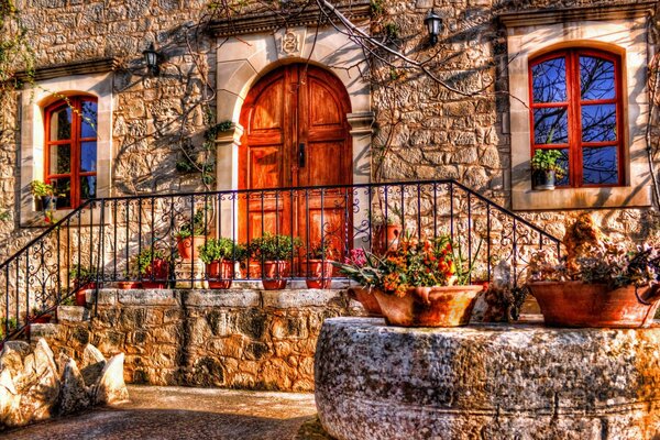 Porche de la casa de piedra con flores