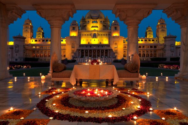 Palacio Oriental de la tarde en las luces