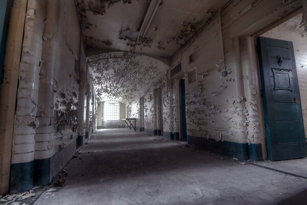 Ancien couloir avec des cellules de prison