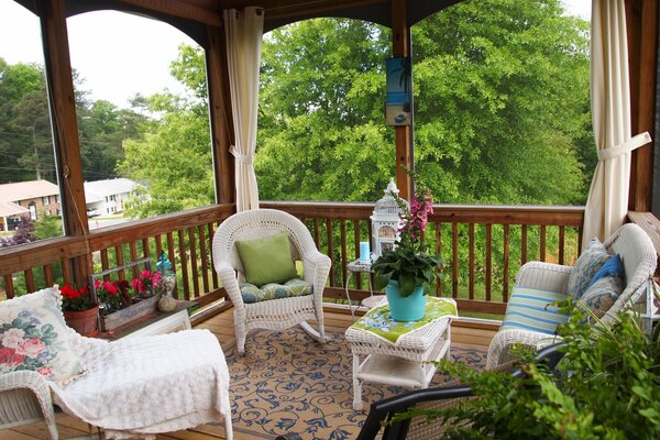 Terrasse confortable avec des meubles en osier