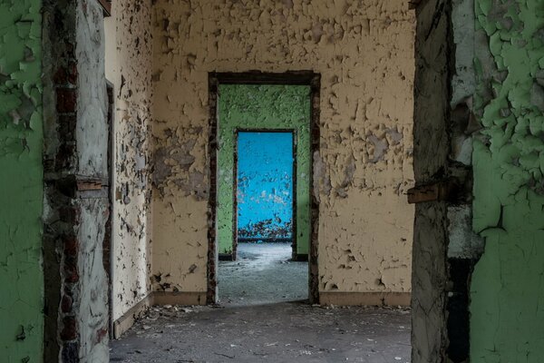 Puertas en una habitación abandonada