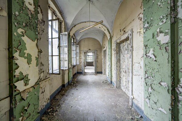 Bâtiment abandonné avec des murs en lambeaux