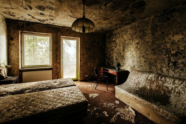 La chambre est équipée d un fauteuil, d un lit et d une fenêtre