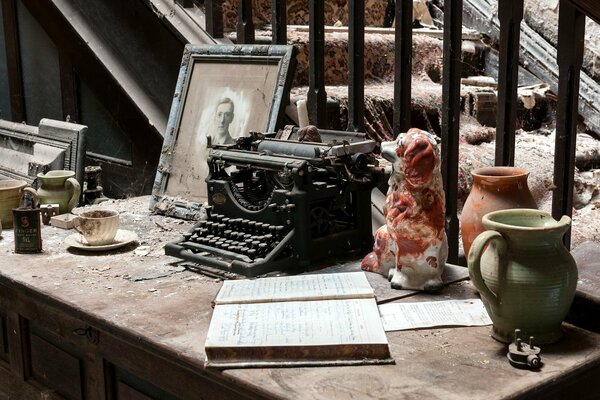 La ruine de la maison. Poussière et débris. Fenêtre