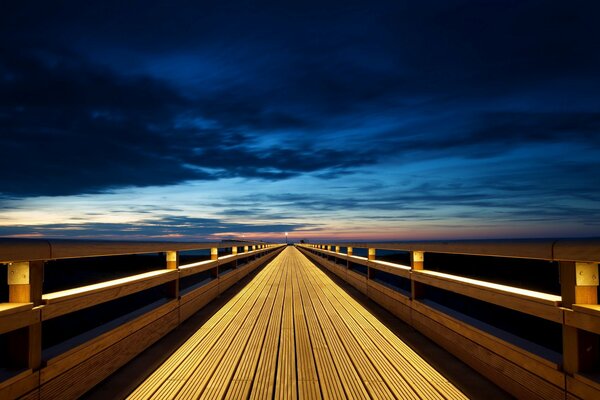 Pont sans fin allant au coucher du soleil