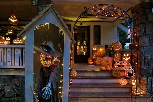 Decorare l ingresso della casa di Halloween nello Stato di Washington