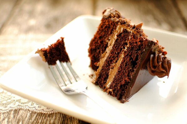 Torta al cioccolato su un piatto con una forchetta