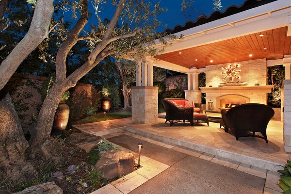 Terraza con una hermosa chimenea al anochecer