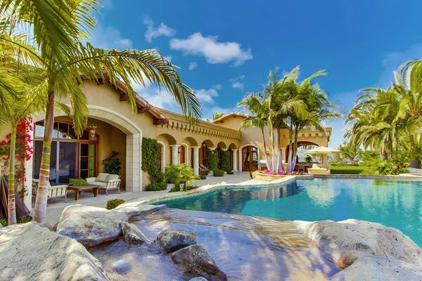 Manoir chic avec piscine et palmiers