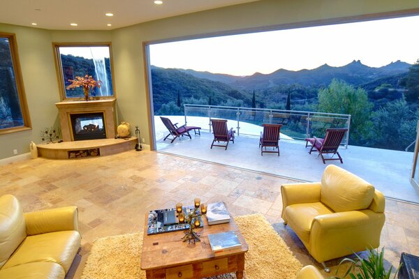 Sala de estar con Terraza al aire libre y vistas a la montaña