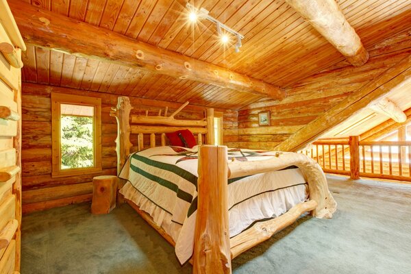 Duże łóżko w drewnianym domu