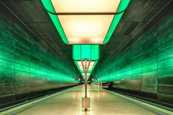 Llegada del tren del metro a la estación Esmeralda