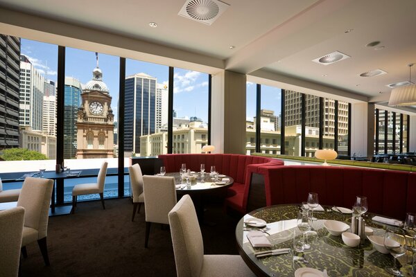 Restaurante con ventanas panorámicas y vistas a la ciudad