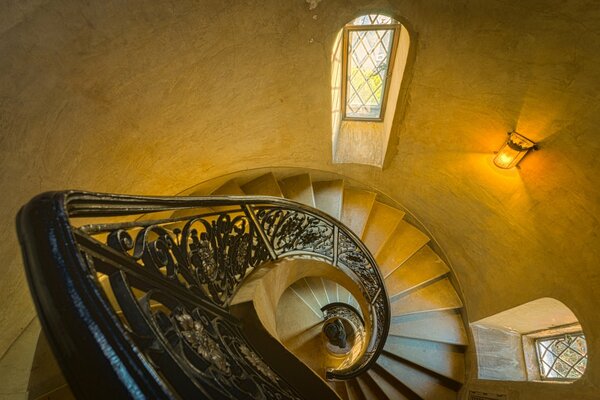 L escalier serpente dans la haute tour