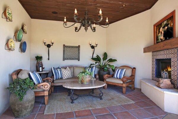 Sala de estar con hermoso interior y chimenea