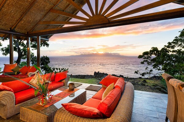 Terrasse am Meer mit Sofas und Tisch