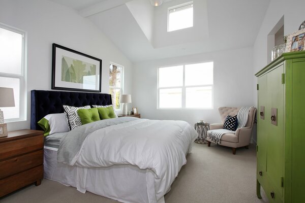 Bedroom in white-green color scheme
