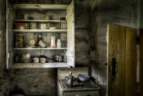 Ancienne salle à manger avec cuisinière à gaz et porte en bois