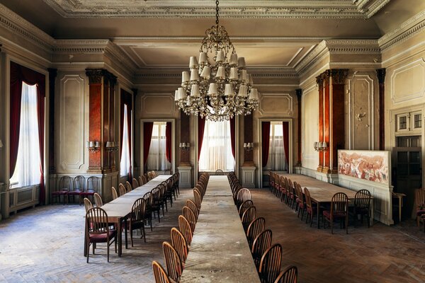 Chambre avec grande table et chaises