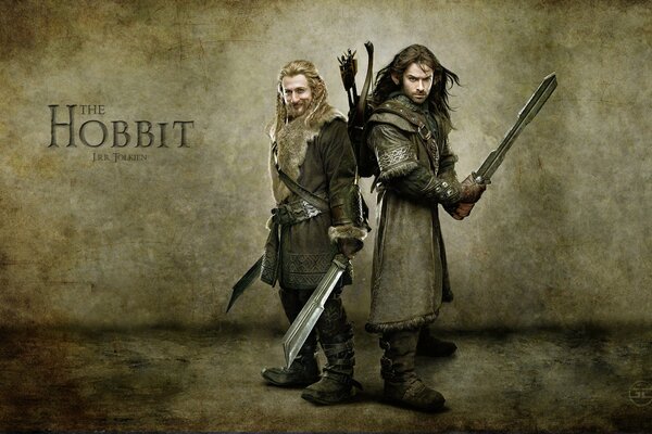 Dwóch hobbitów z bronią białą