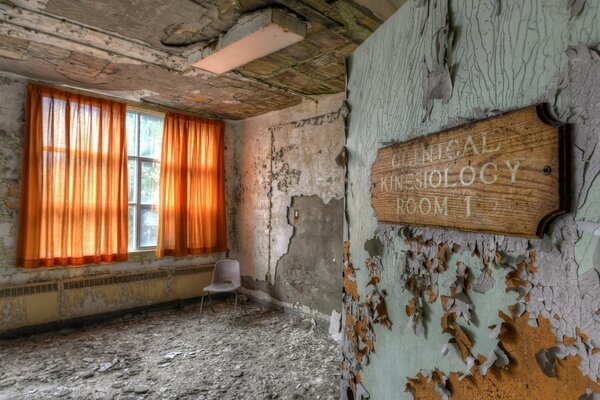 Ein Zimmer mit unvollendeten Reparaturen und einer seltsamen Inschrift an der Tür