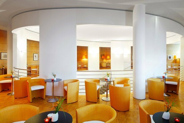 Das Innere des Restaurant-Cafés im orangefarbenen Stil