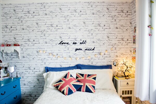 Dormitorio con paredes de ladrillo